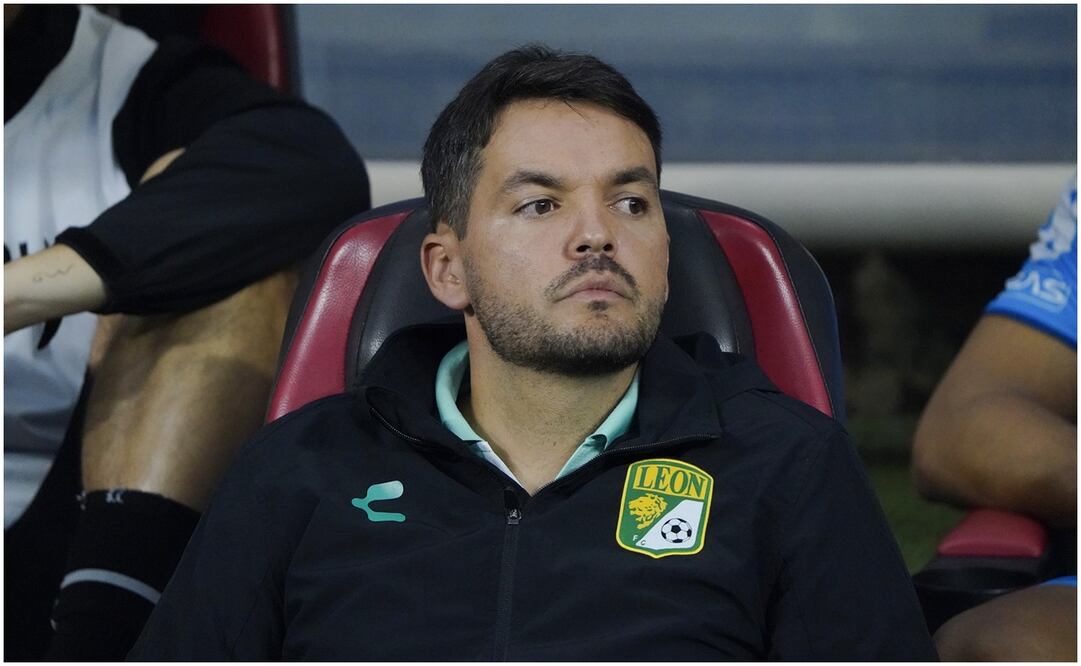 Nicolás Larcamón en el banquillo del Estadio Azteca ante América / FOTO: Imago7