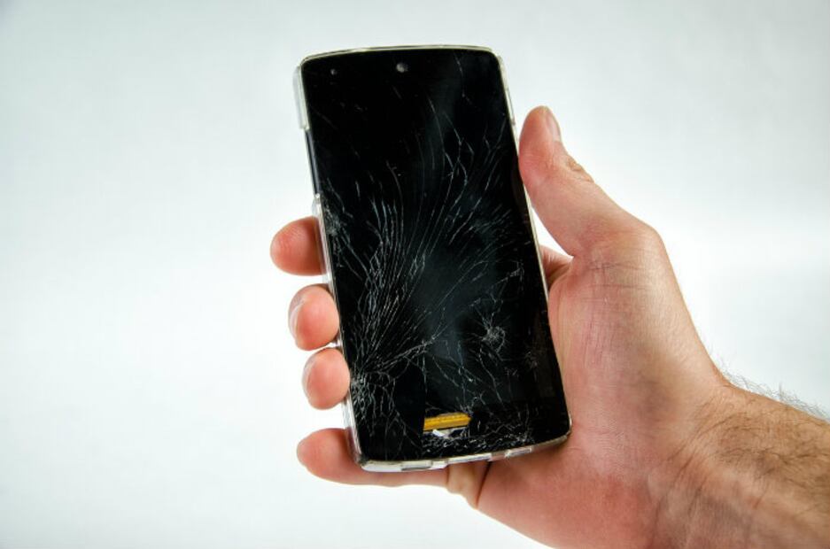 9 materiales con los que NO debes limpiar la pantalla de tu celular 