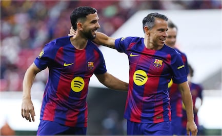 Leyendas del Barcelona vencen al Real Madrid con doblete de Javier Saviola