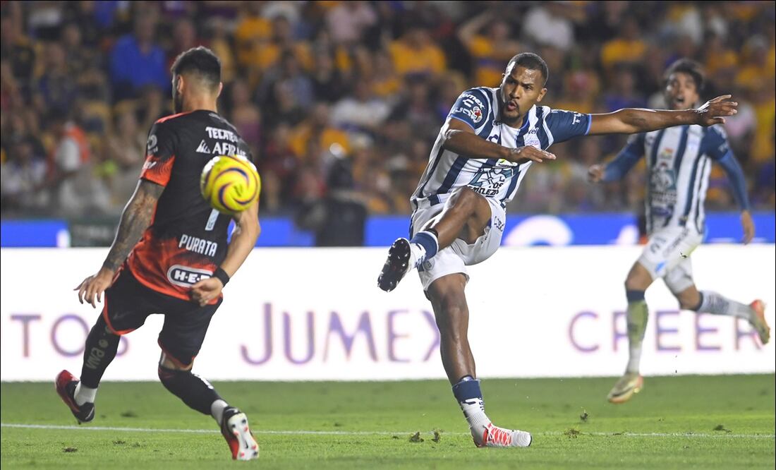 Salomón Rondón dispara para anotar gol a los Tigres. FOTO: Imago7