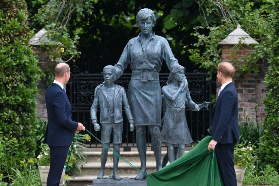 Develan estatua de la princesa Diana por su cumpleaños 60 