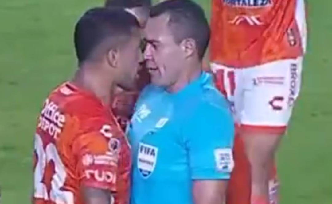 Pachuca se quedó con dos hombres expulsados a minutos de que terminará el primer tiempo. Fotos: Especial.