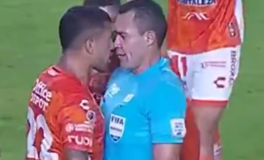 Pachuca se quedó con dos hombres expulsados a minutos de que terminará el primer tiempo. Fotos: Especial.