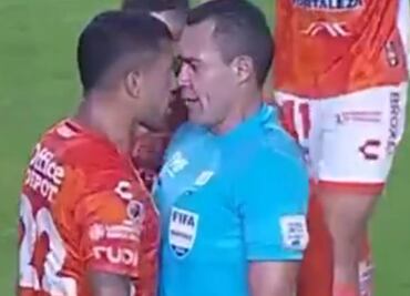 Gato Ortiz se encara con jugador del Pachuca y termina expulsándolo