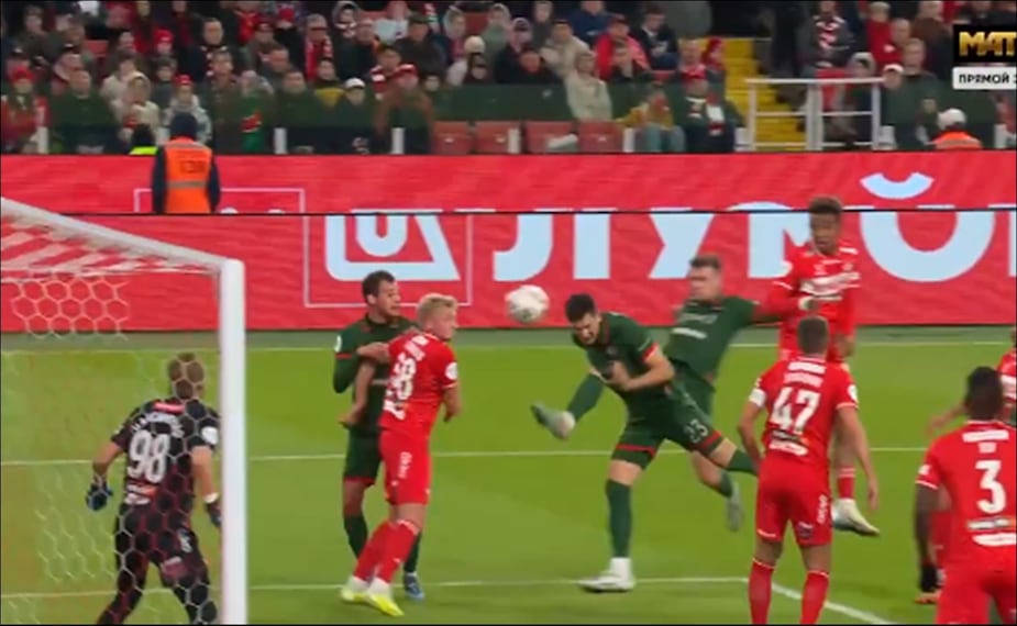 César Montes anota de cabeza en el Derbi de Moscú / Foto: Especiales