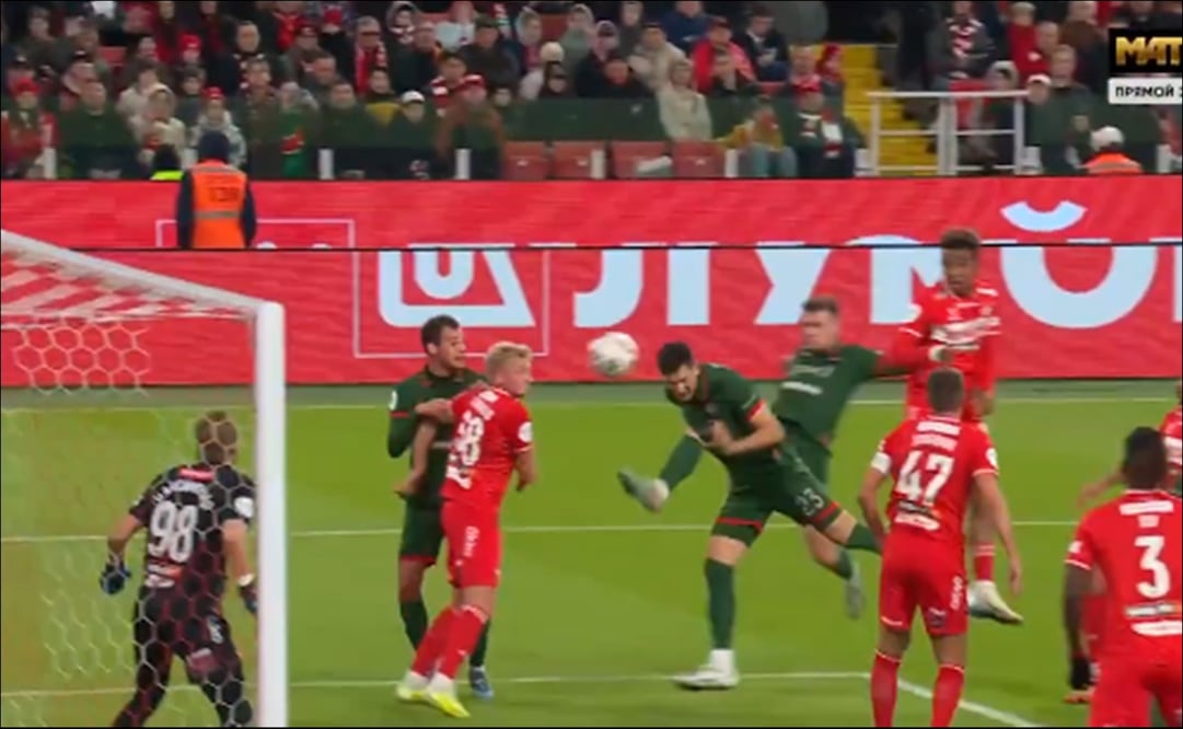 César Montes anota de cabeza en el Derbi de Moscú / Foto: Especiales