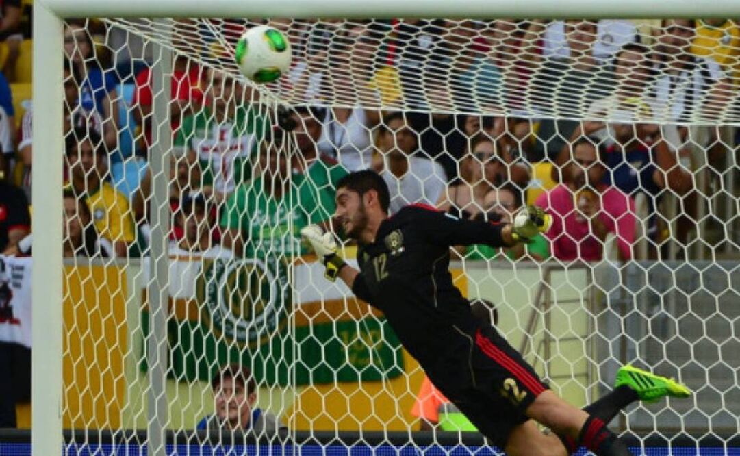 Jesús Corona fue criticado por quitar la mano en el gol de Pirlo en la Copa Confederaciones 2013. Foto: Archivo