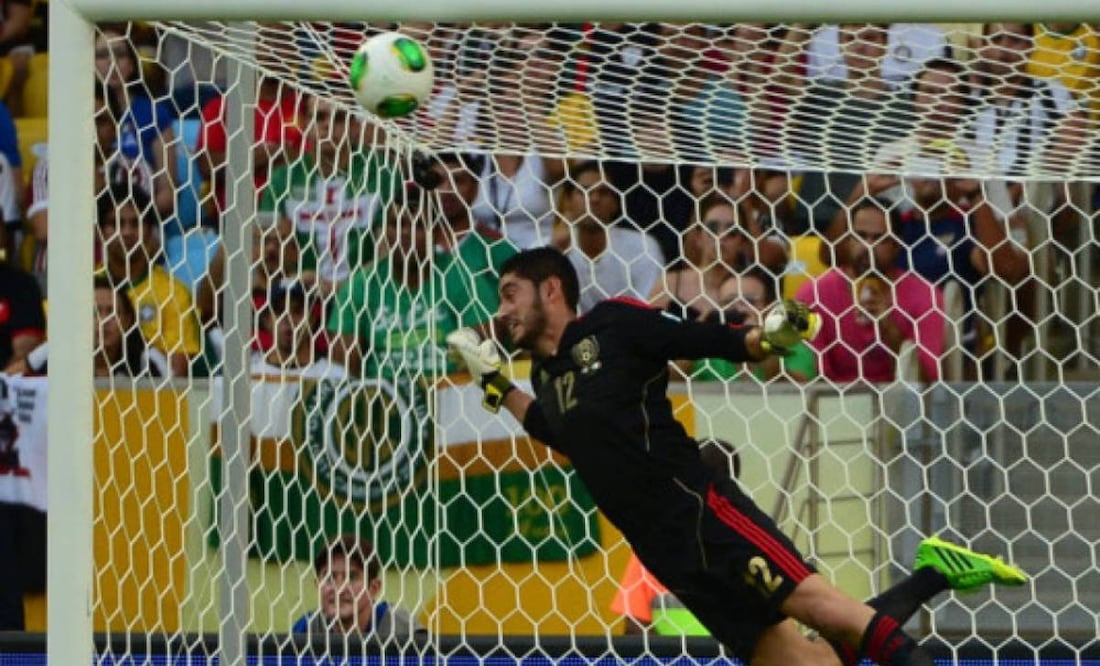 Jesús Corona fue criticado por quitar la mano en el gol de Pirlo en la Copa Confederaciones 2013. Foto: Archivo