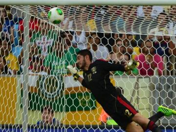 El polémico gol que Jesús Corona recibió de Andrea Pirlo ¿Le dio miedo pegarse con el poste?