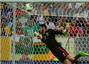 El polémico gol que Jesús Corona recibió de Andrea Pirlo ¿Le dio miedo pegarse con el poste?
