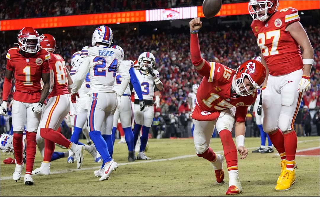 Patrick Mahomes (15), pasador de los Kansas City Chiefs, celebra su touchdown ante la mirada de Travis Kelce (87) en la Final de Conferencia ante los Buffalo Bills. FOTO: AP