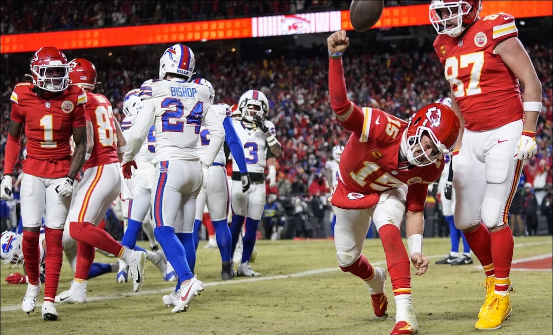 Patrick Mahomes (15), pasador de los Kansas City Chiefs, celebra su touchdown ante la mirada de Travis Kelce (87) en la Final de Conferencia ante los Buffalo Bills. FOTO: AP