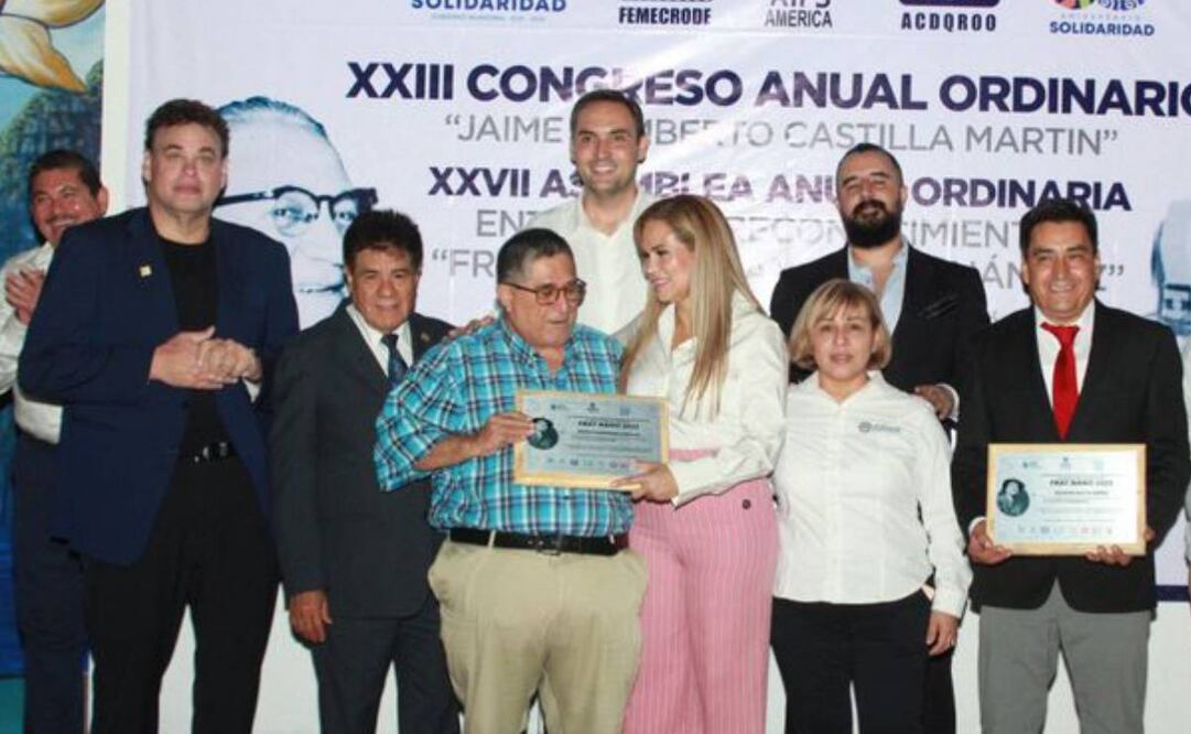 David Faitelson estaba muy incómodo en una premiación en la que estuvo también Álvaro Morales. Foto: Especial