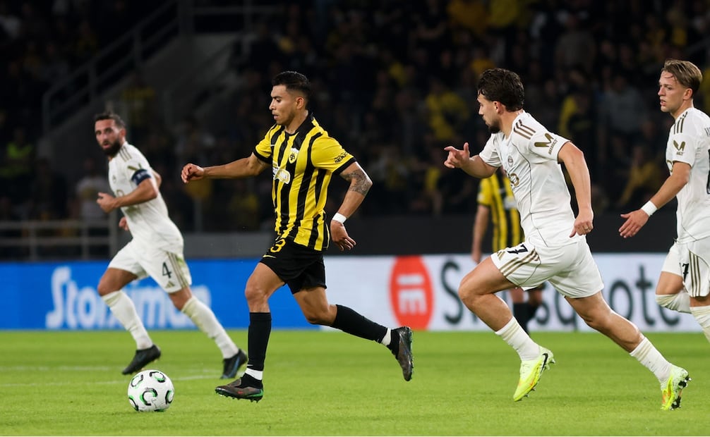 El mexicano en acción ante el Aberdeen escocés en la UEFA Conference League | FOTO: EFE