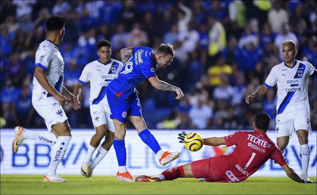 Rotondi vence el marco de Rayados, pero su gol fue anulado. FOTO: Imago7