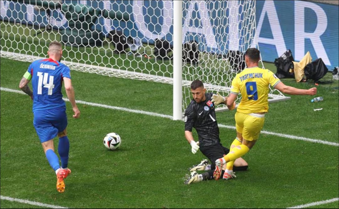 Roman Yaremchuk dispara dentro del área eslovaca para vencer al portero Martín Dúbravka. FOTO: @UEFA
