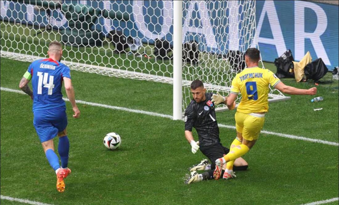 Roman Yaremchuk dispara dentro del área eslovaca para vencer al portero Martín Dúbravka. FOTO: @UEFA