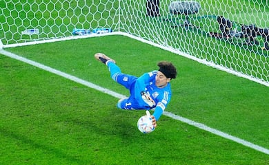 Se cumplen tres años del penalti que Guillermo Ochoa le paró a Robert Lewandowski en Qatar 2022