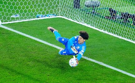 Se cumplen tres años del penalti que Guillermo Ochoa le paró a Robert Lewandowski en Qatar 2022