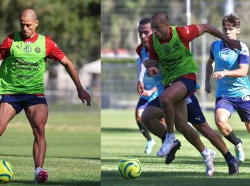 Chicharito Hernández ya entrenó al parejo de sus compañeros y podría debutar ante los Pumas el sábado