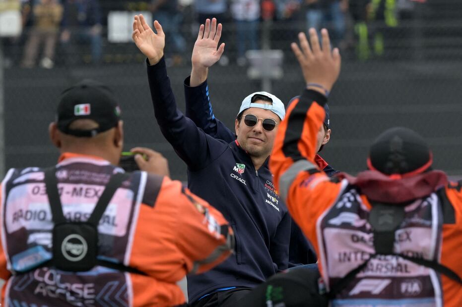 Checo Pérez y Max Verstappen saludando durante el desfile de pilotos en el Autódromo Hermanos Rodríguez - Foto: AFP