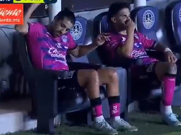 Rodolfo Pizarro estalla de furia al ser sacado de cambio en el juego Mazatlán vs Pumas