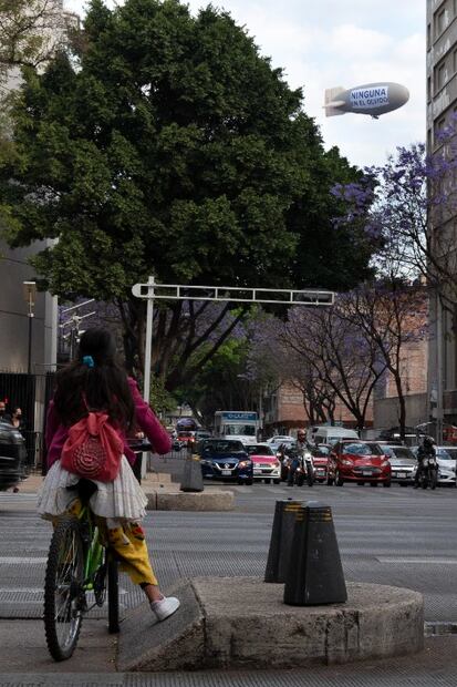 “10 feminicidios diarios”: Zepelín sobrevuela la CDMX con este mensaje