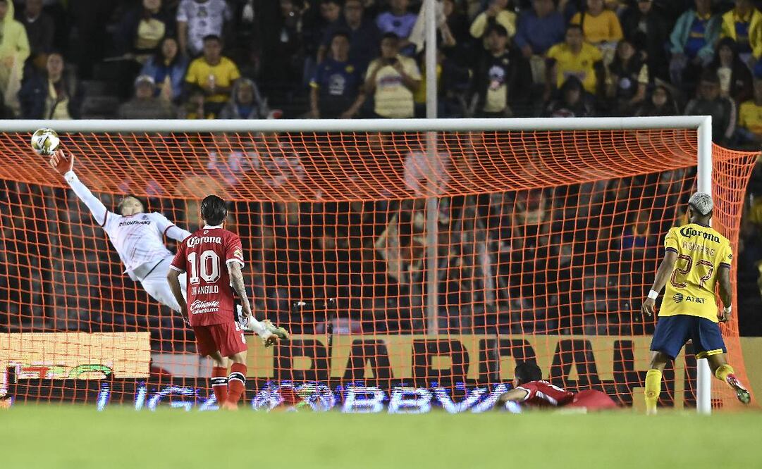 Rodrigo Aguirre venció de cabeza a Tiago Volpi para marcar el 1-0 parcial del América vs Toluca. Foto: Imago7