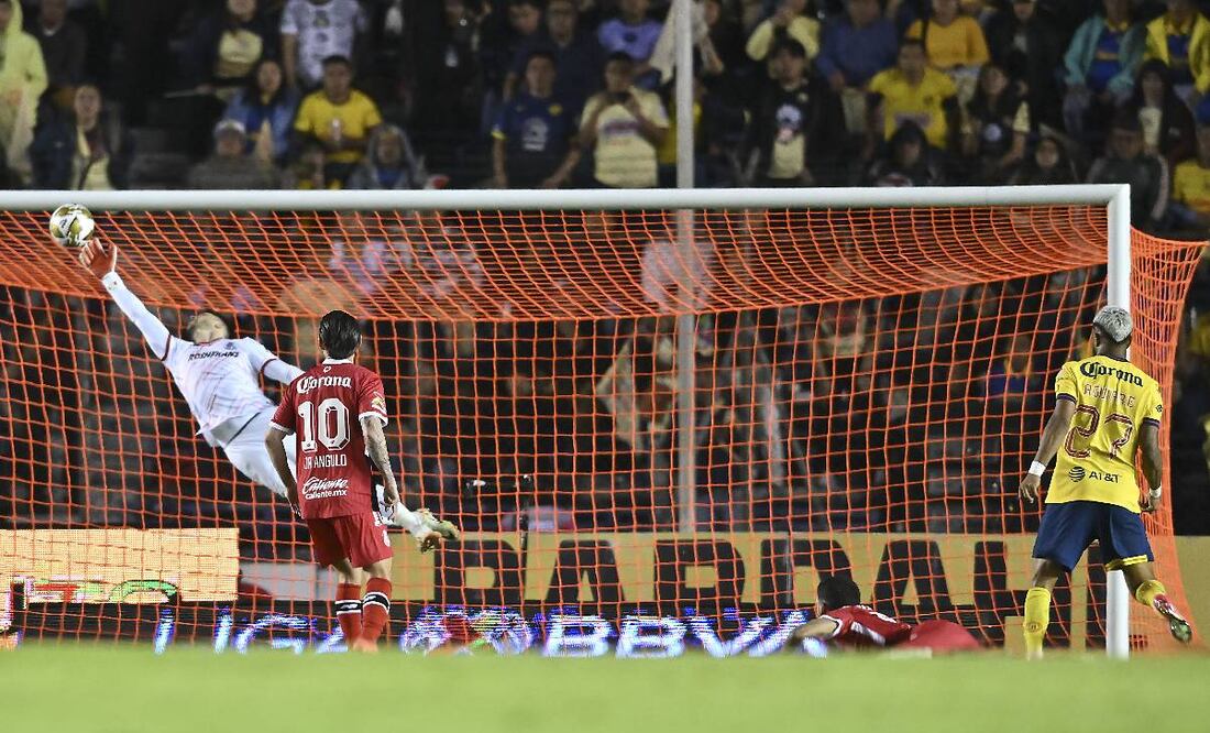 Rodrigo Aguirre venció de cabeza a Tiago Volpi para marcar el 1-0 parcial del América vs Toluca. Foto: Imago7