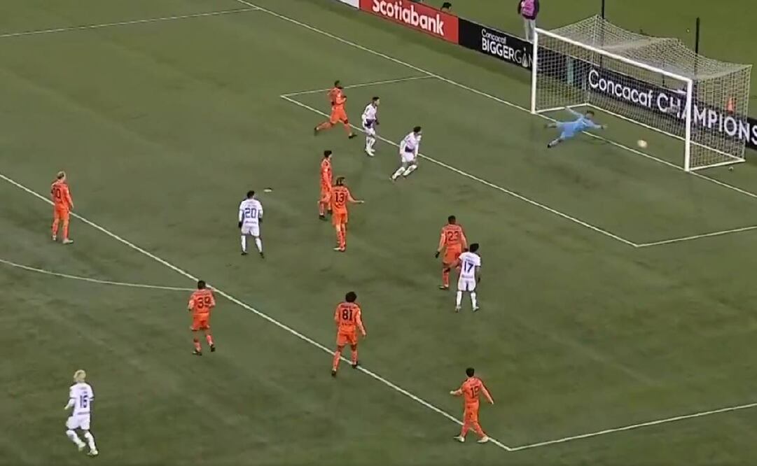 Ricardo Marín remató a placer un centro de Cade Cowell para regresarle la ventaja a las Chivas. Foto: Especial