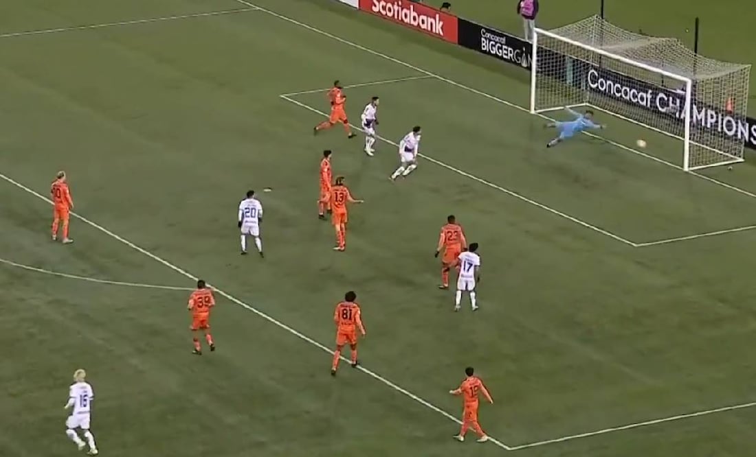 Ricardo Marín remató a placer un centro de Cade Cowell para regresarle la ventaja a las Chivas. Foto: Especial