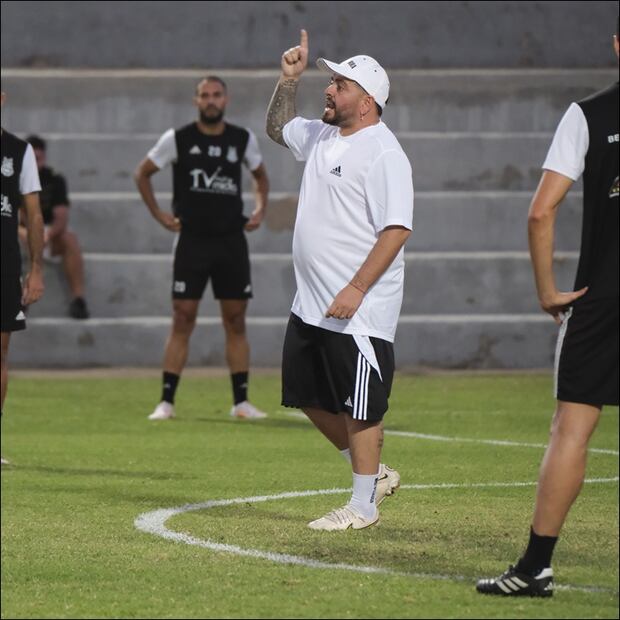 Maradona Jr. da indicaciones en un entrenamiento del UD Ibarra, de Tenerife. FOTO: EFE