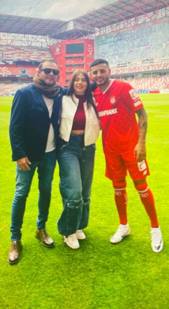 Alexis Vega aparece en la imagen que se volvió viral junto a su esposa Paula González. Foto: Especial