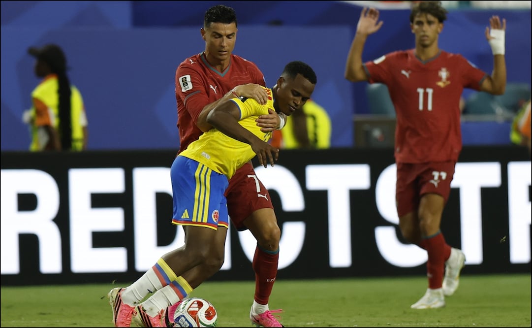 Jhon Arias, de Colombia, disputa el balón con Cristiano Ronaldo, de Portugal, durante un partido del grupo K en el Mundial 2026. FOTO: EFE