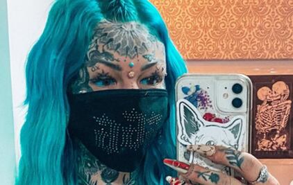 Influencer se tatúa los ojos de azul y queda ciega por semanas