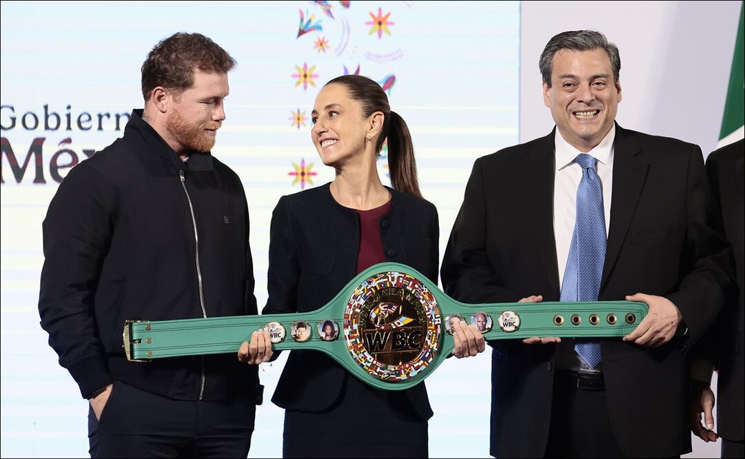 Saúl Álvarez, Claudia Sheinbaum y Mauricio Sulaimán, durante la conferencia matutina en Palacio Nacional. FOTO: EFE