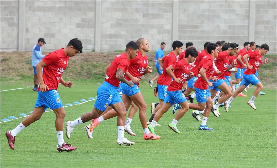 Jugadores de Chivas, durante un entrenamiento de pretemporada. FOTO: @Chivas