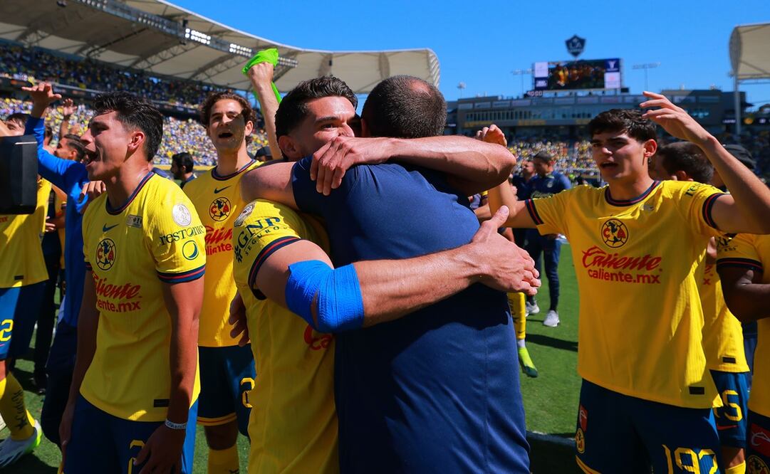 Henry Martín y André Jardine abrazándose, tras ganar la SuperCopa de la Liga MX - Foto: Imago7