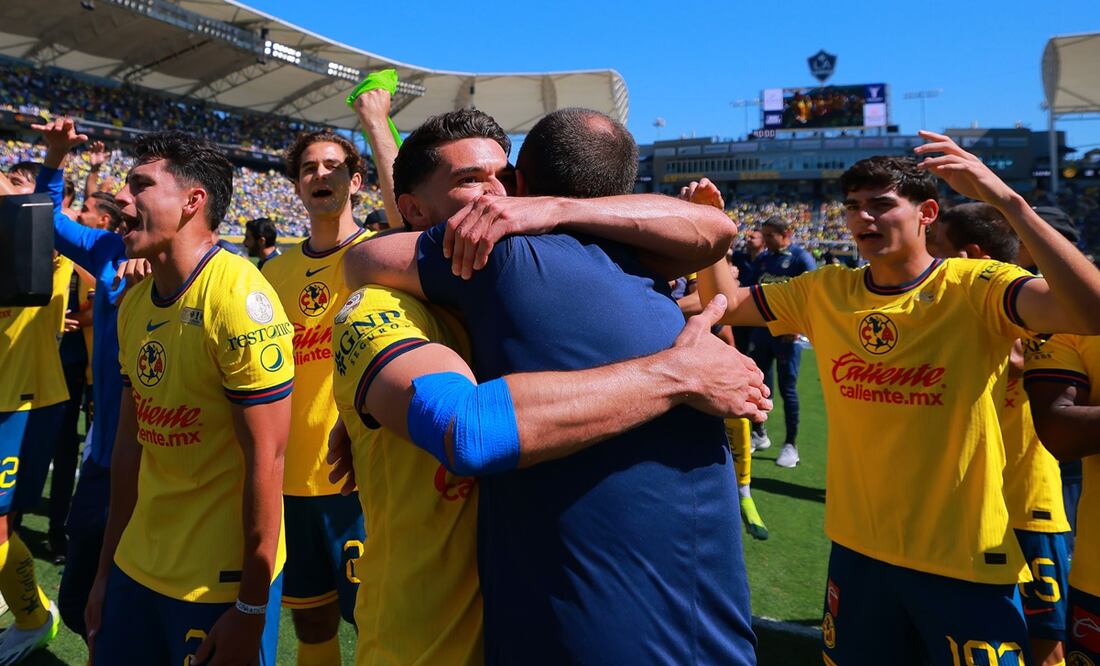 Henry Martín y André Jardine abrazándose, tras ganar la SuperCopa de la Liga MX - Foto: Imago7