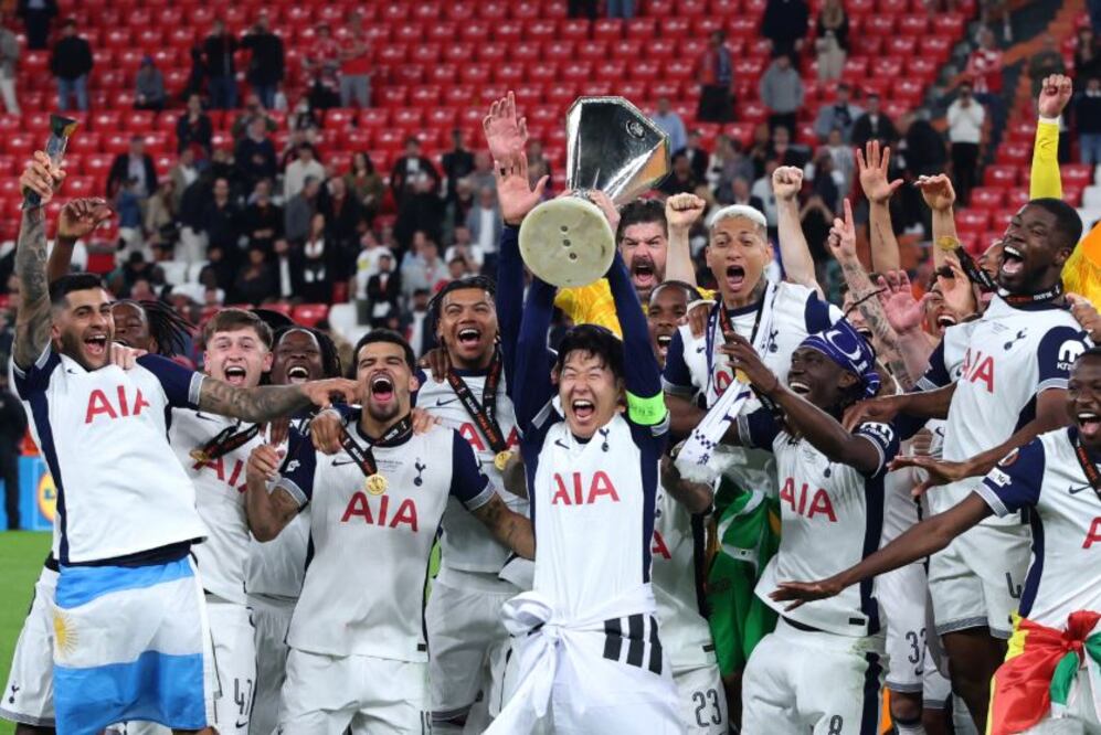 Jugadores del Tottenham levantan el trofeo que los acredita como el campeón de la Europa League. FOTO: Especial