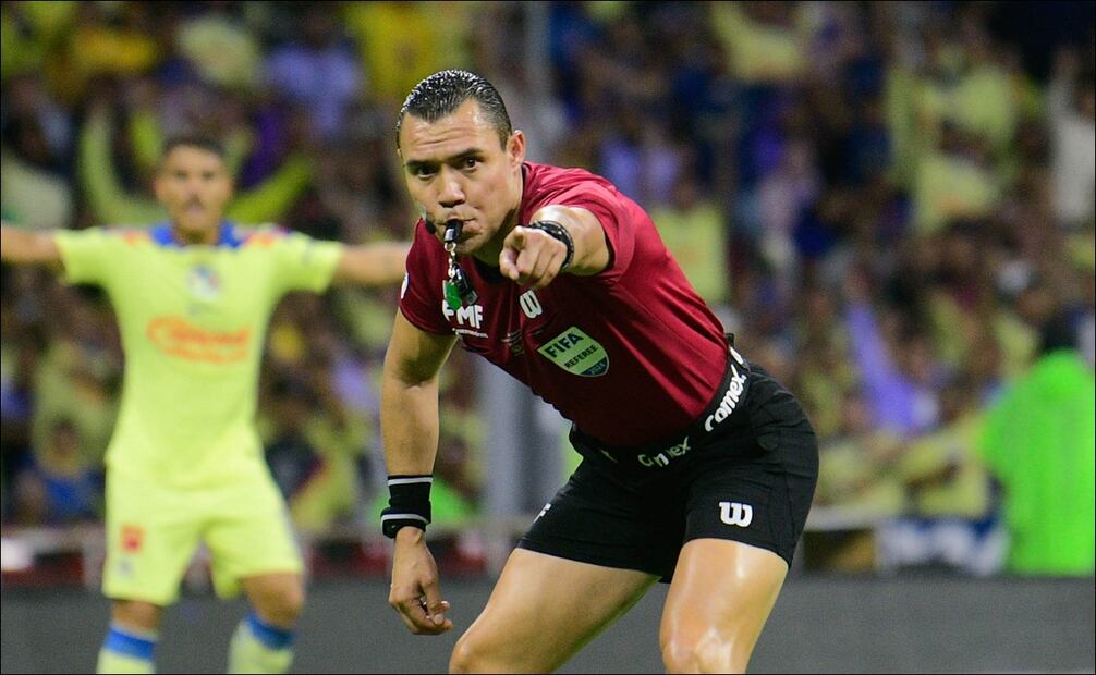 Marco Antonio Ortiz señala la pena máxima en la Final América vs Cruz Azul. FOTO: Imago7
