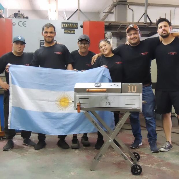 La parrilla y sus fabricantes. Fuente: Instagram @labohierro