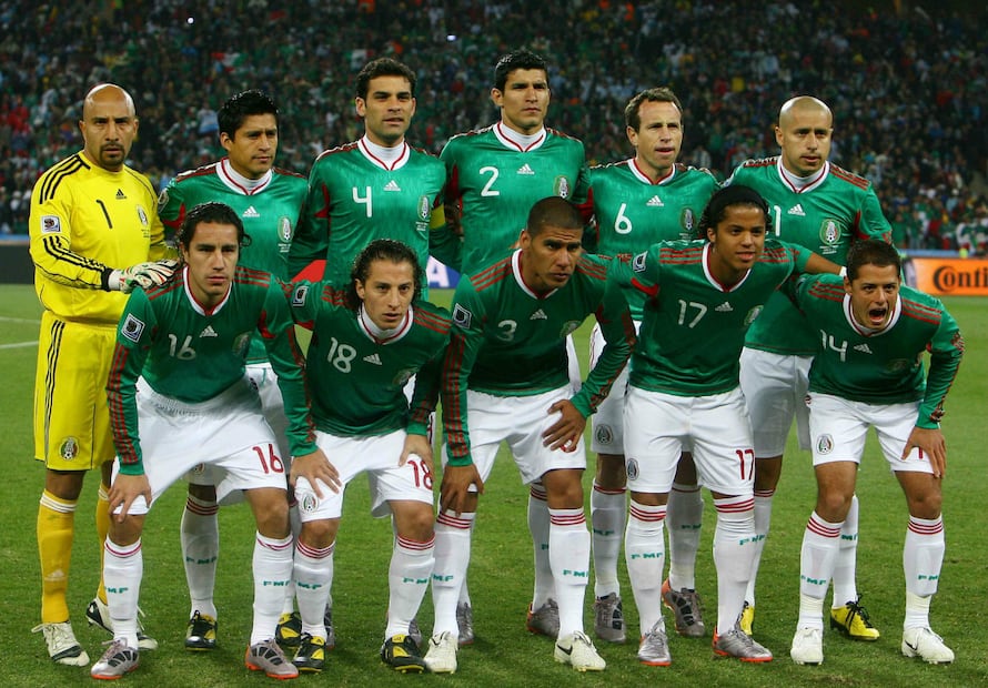Algunos jugadores de la Selección Mexicana utilizaron los zapatos especiales de Nike en Sudáfrica 2010 | FOTO: Especial