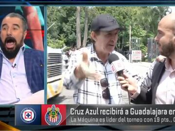 Álvaro Morales fue interrumpido en plena transmisión por un aficionado de Chivas que lo reventó