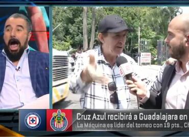 Álvaro Morales fue interrumpido en plena transmisión por un aficionado de Chivas que lo reventó