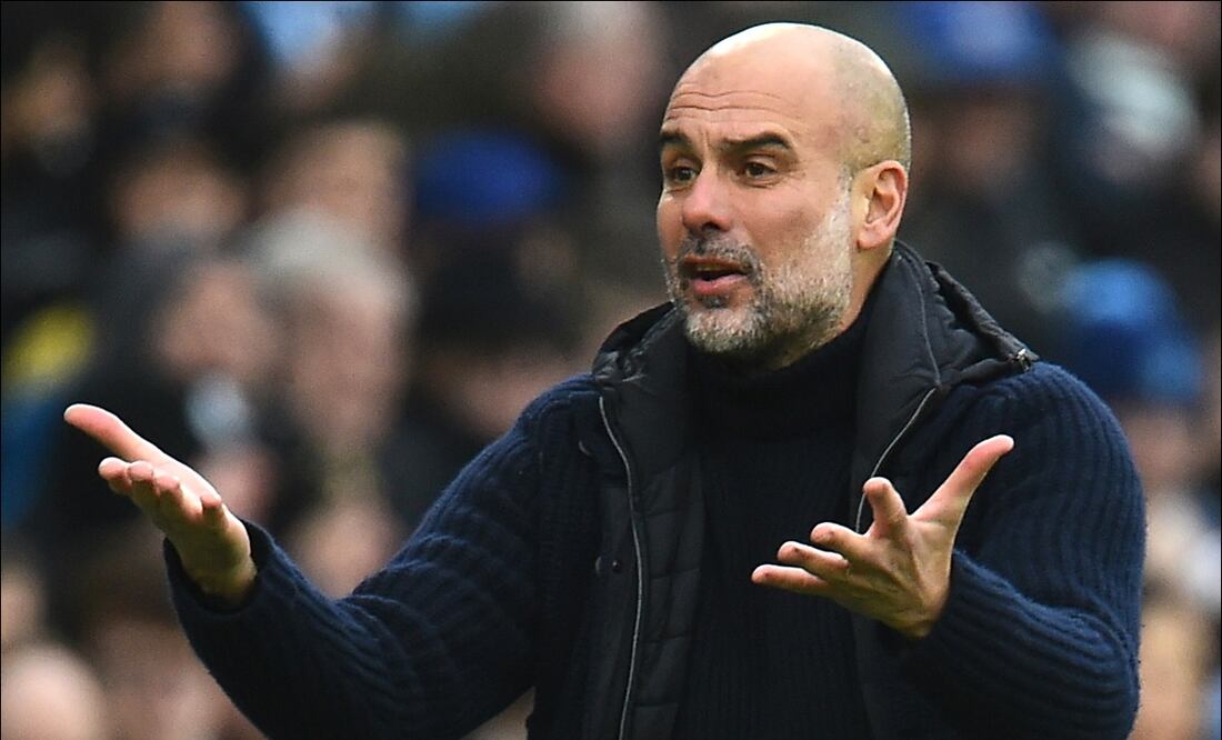 Pep Guardiola habló fuerte a los aficionados que le pidieron algunas firmas. FOTO: EFE