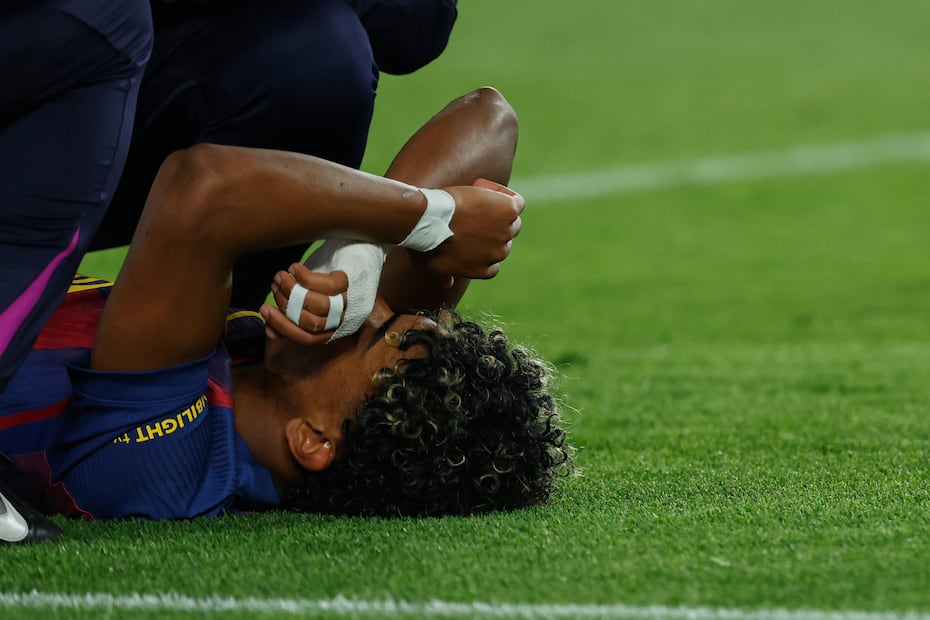 Lamine sale lesionado, durante un partido entre Barcelona y Celta Vigo de LaLiga española - Foto: AP