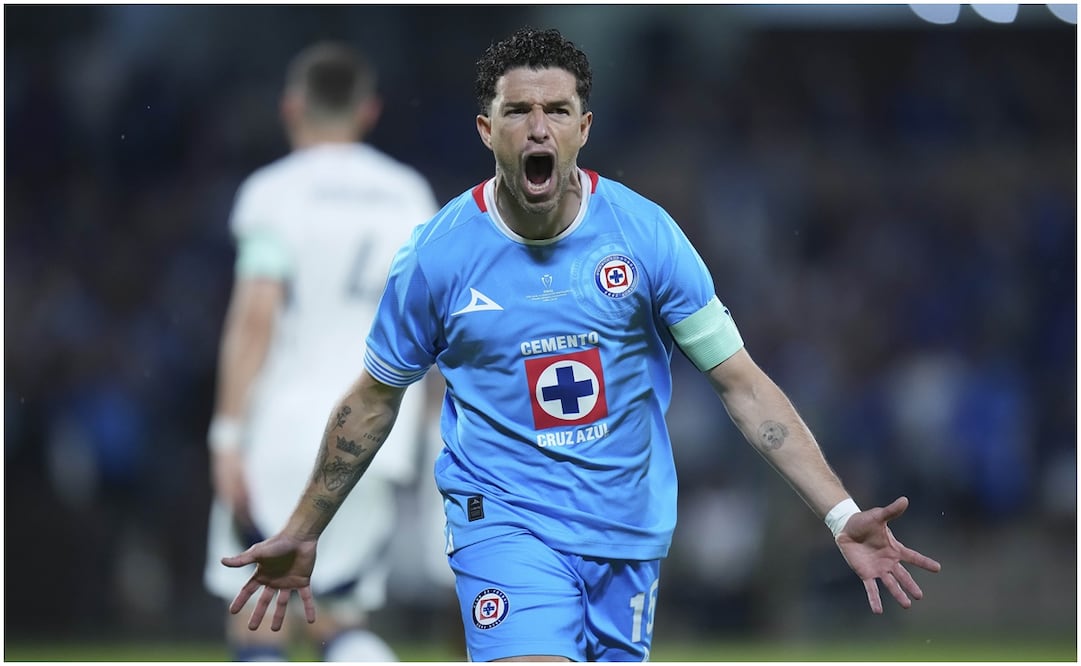 Ignacio Rivero en el primer gol de Cruz Azul Foto: Imago7