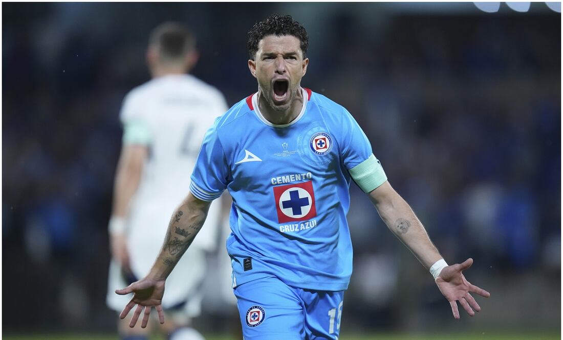 Ignacio Rivero en el primer gol de Cruz Azul Foto: Imago7