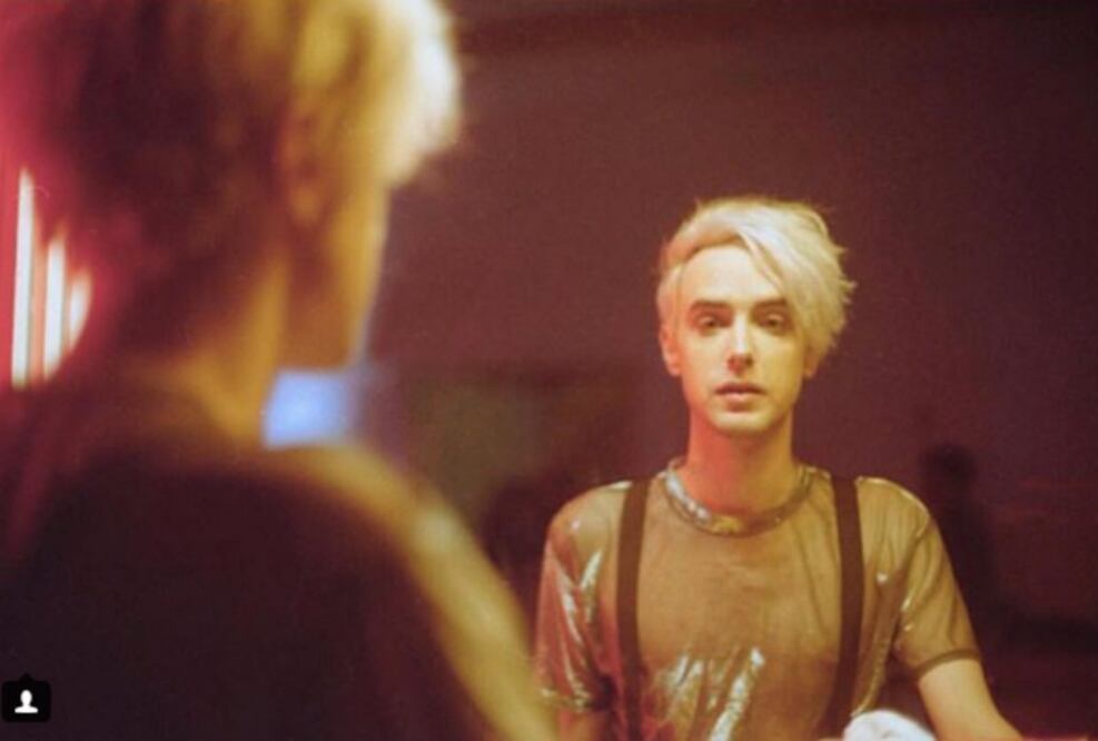 Benito Cerati, hijo del cantante y Cecilia Amenábar, se declaró gay a través de su Twitter, plataforma desde la que también lanza mensajes de apoyo a la comunidad LGBTQ y feminista. “No podría de dejar de alzar la voz. Porque antes que músico soy persona”, tuiteó. (@vanity.sex)